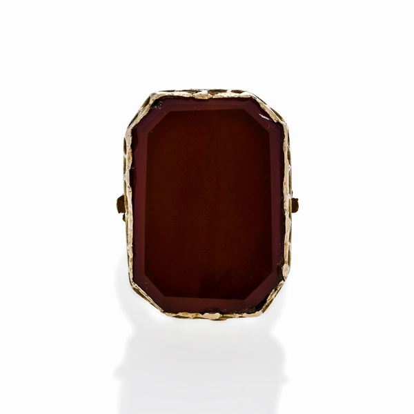 Anello in oro giallo e corniola