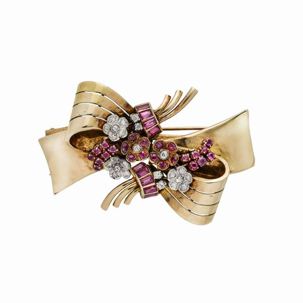 Doppia clips in oro giallo, platino, diamanti e rubini