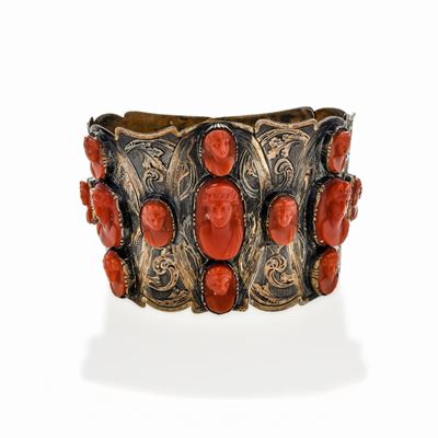 Bracciale Rigido in Metallo Dorato e Corallo Rosso
