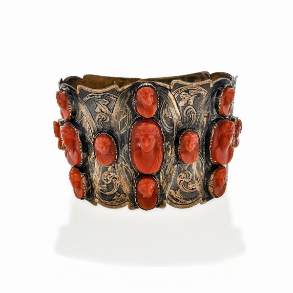 Bracciale rigido in metallo dorato e corallo rosso