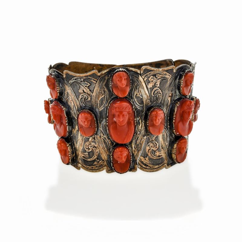 Bracciale Rigido in Metallo Dorato e Corallo Rosso