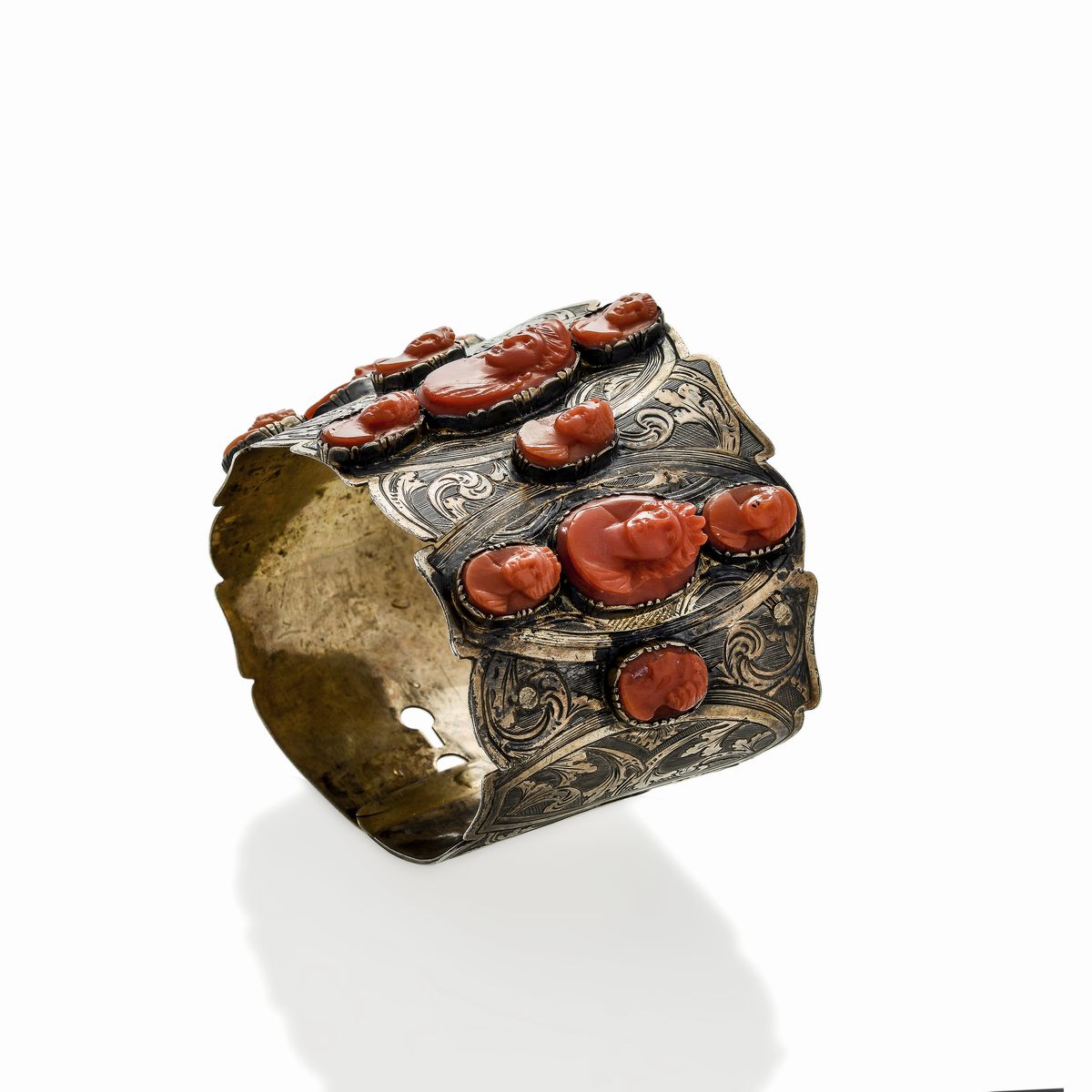 Bracciale Rigido in Metallo Dorato e Corallo Rosso