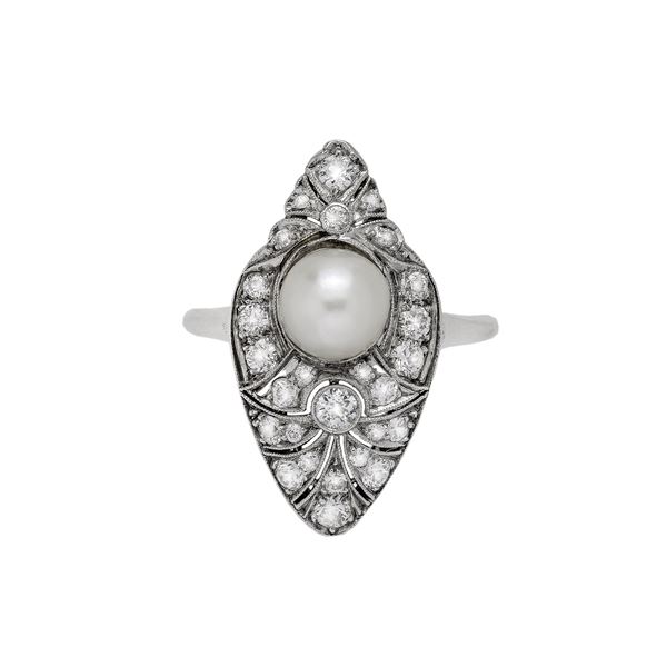 Ring in white gold, diamonds and pearl