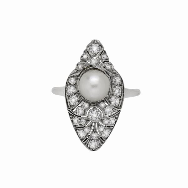 Anello in oro bianco, diamanti e perla