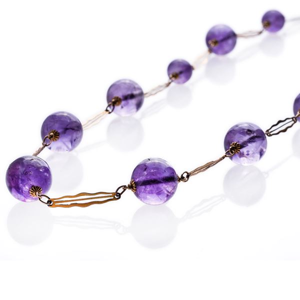 Long necklace in yellow gold and amethyst