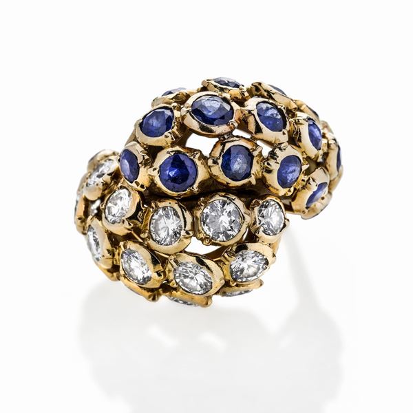Anello contrariè in oro giallo, diamanti e zaffiri