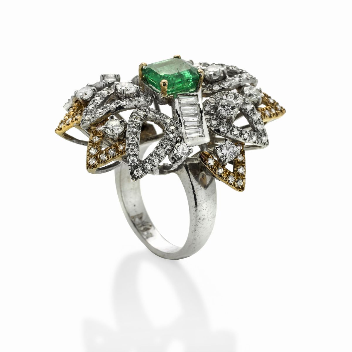 Grande Anello in Oro Bianco, Oro Giallo, Diamanti e Smeraldo