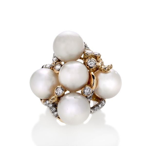 Grande anello in oro giallo, diamanti e perle australiane