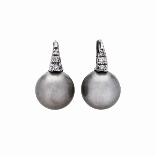 Pair of white gold earrings with diamonds and thaiti pearl