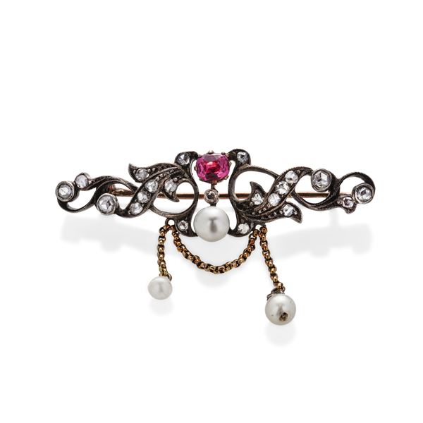 Gold brooch with a low title, ruby and pearls  - Auction Antique Jewellery, Modern and Watches - Curio - Casa d'aste in Firenze