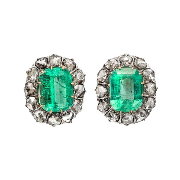 Pair of earrings in low gold, diamonds and emeralds