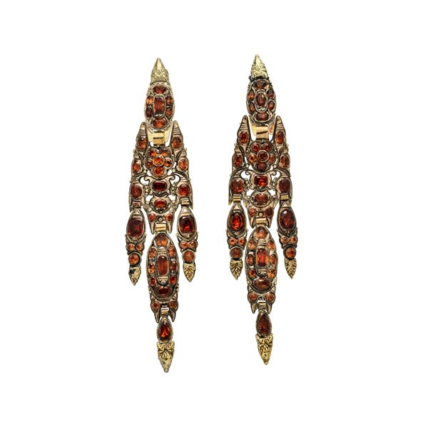 Pair of earrings in low gold and garnets