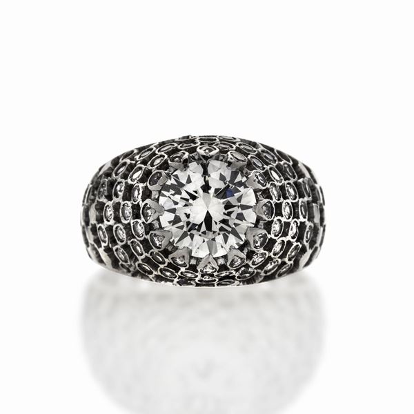Anello solitario in oro bianco e diamanti