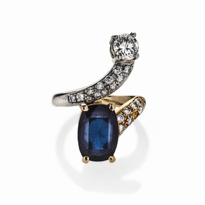 Anello Contrariè in Oro Giallo, Oro Bianco, Diamanti e Zaffiro