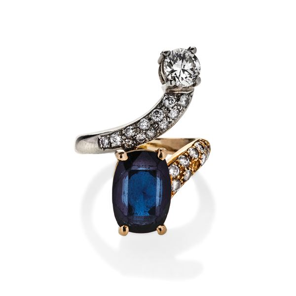 Ring contrariè in yellow gold, white gold, diamonds and sapphire