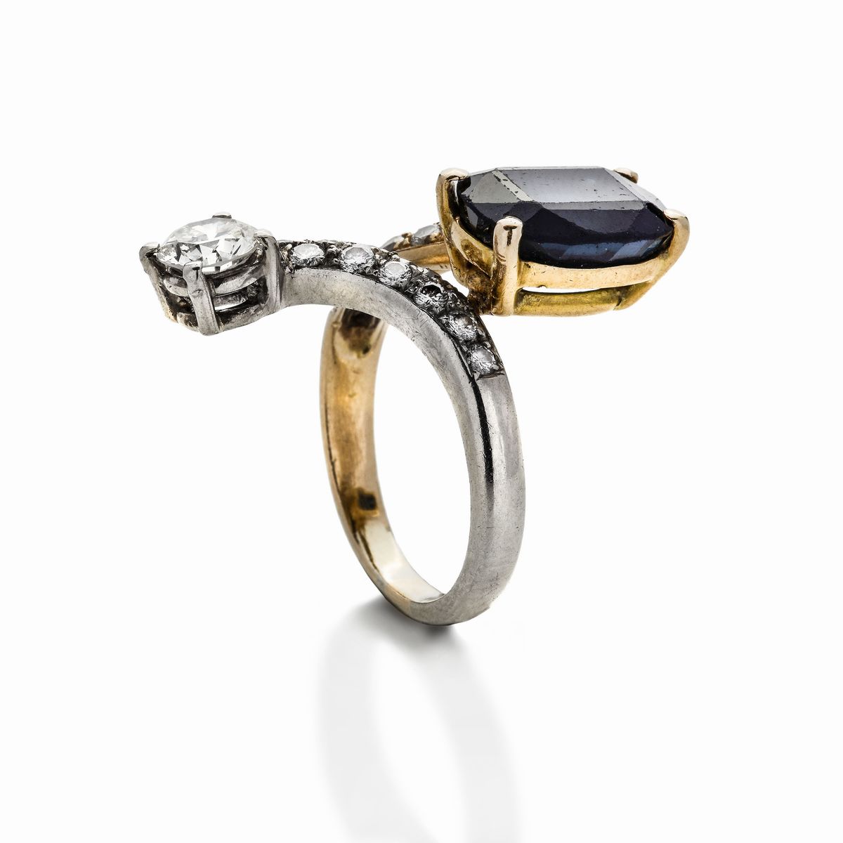 Anello Contrariè in Oro Giallo, Oro Bianco, Diamanti e Zaffiro