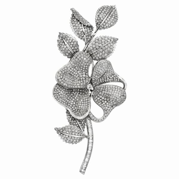 Large flower brooch in platinum and diamonds