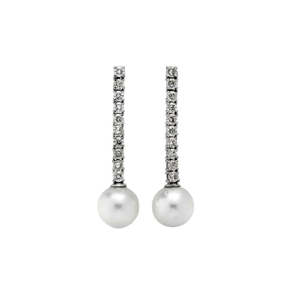 Pair of dangle earrings in white gold, diamonds and cultured pearls