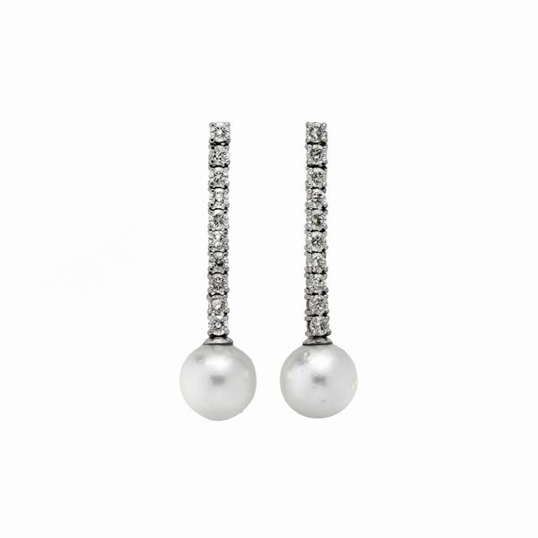 Pair of dangle earrings in white gold, diamonds and cultured pearls  - Auction Antique Jewellery, Modern and Watches - Curio - Casa d'aste in Firenze