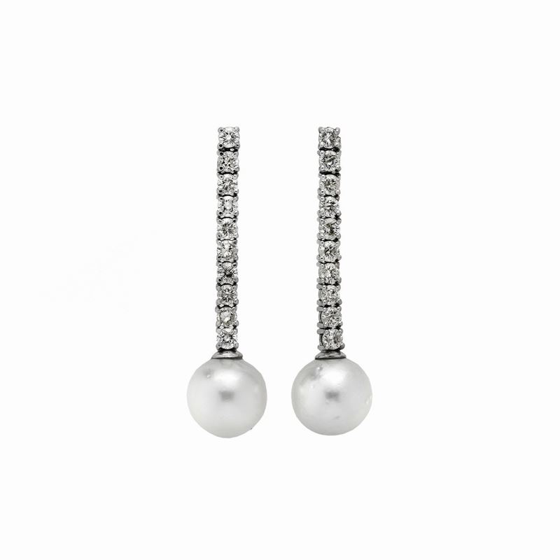 Paio di Orecchini Pendenti in Oro Bianco, Diamanti e Perle Coltivate