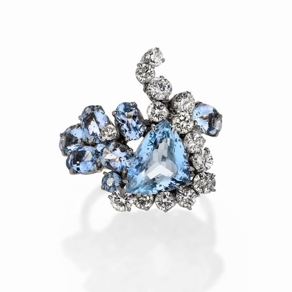 Anello in oro bianco, diamanti e acquamarina