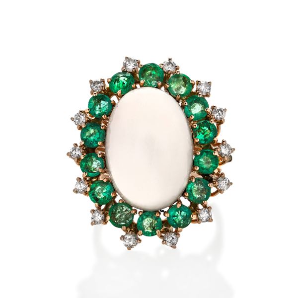 Ring in yellow gold, diamonds, emeralds and coral