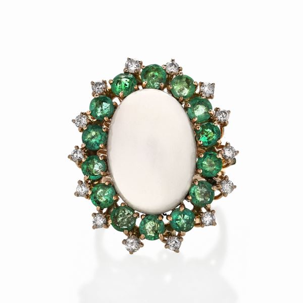 Anello in oro giallo, diamanti, smeraldi e corallo