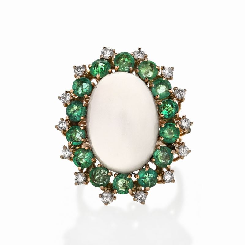Anello in Oro Giallo, Diamanti, Smeraldi e Corallo