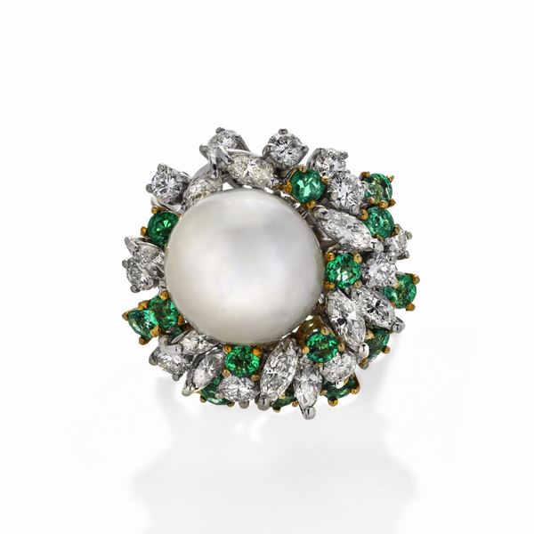 Ring in white gold, diamonds, emerald and cultivated pearl
