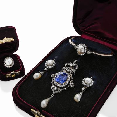 Importante Parure in Oro Giallo, Argento, Diamanti, Perle Naturali e Zaffiro Ceylon Naturale