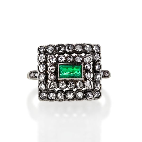 Ring in yellow gold, diamonds and emeralds