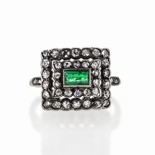 Ring in yellow gold, diamonds and emeralds