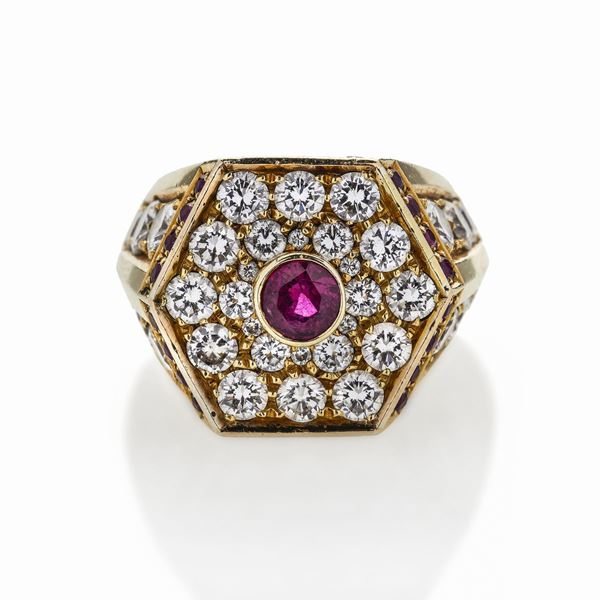 Anello in oro giallo, diamanti e rubino