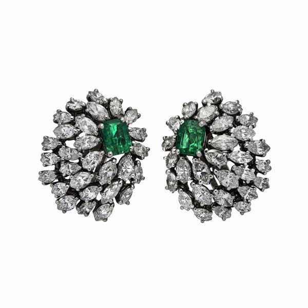 Paio di orecchini a clips in oro bianco, diamanti e smeraldi