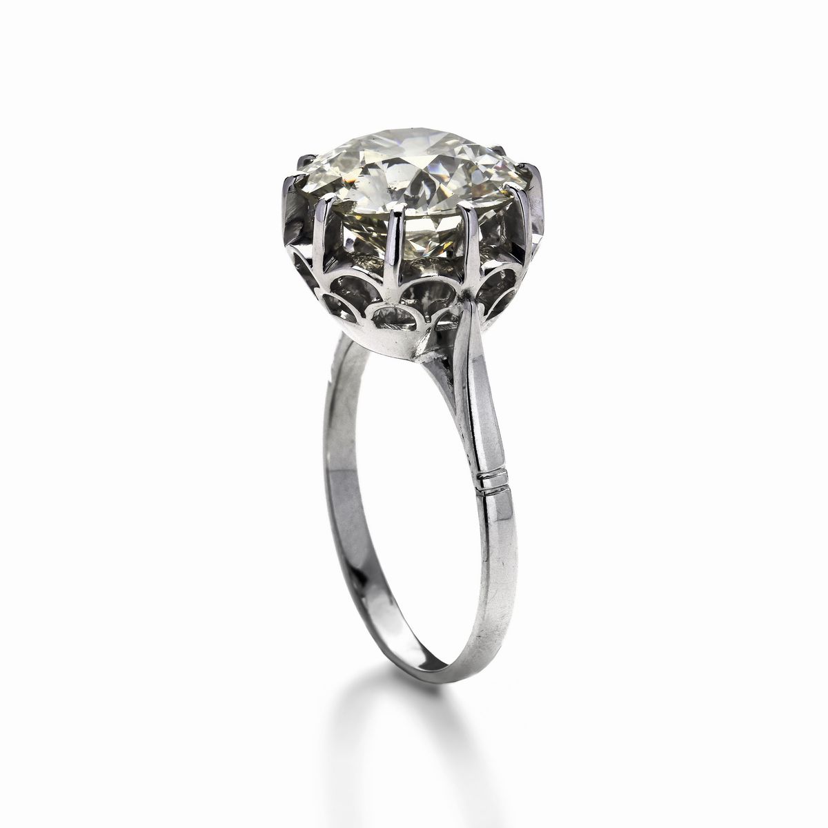 Importante Anello Solitario in Oro Bianco e Diamante