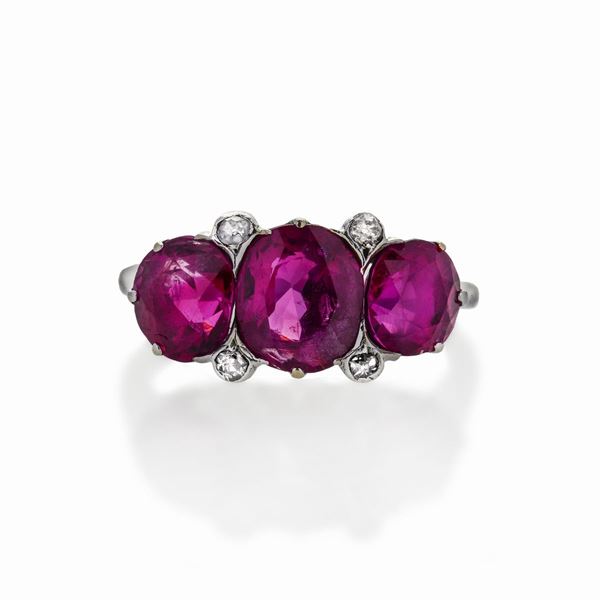 Anello in oro bianco diamanti e rubini birmani naturali
