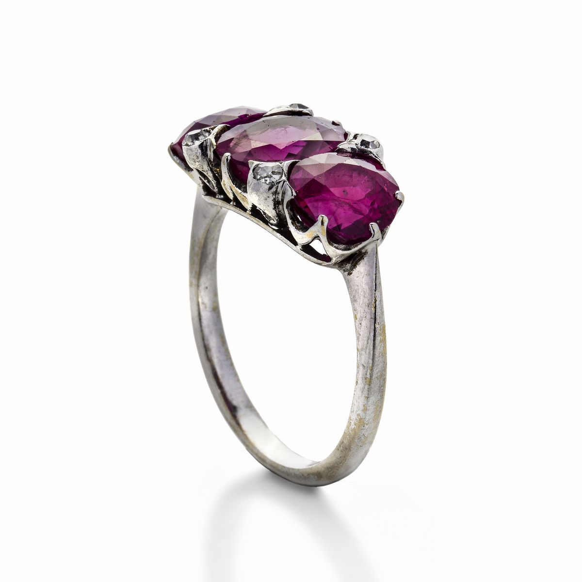 Anello in Oro Bianco Diamanti e Rubini Birmani Naturali
