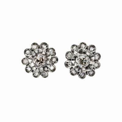 Paio di Orecchini a Clip in Oro Bianco e Diamanti