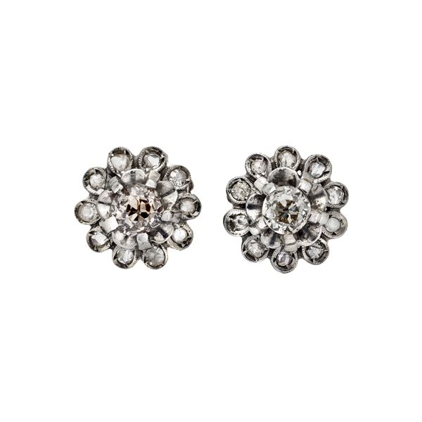 Pair of clip earrings in white gold and diamonds  - Auction Antique Jewellery, Modern and Watches - Curio - Casa d'aste in Firenze