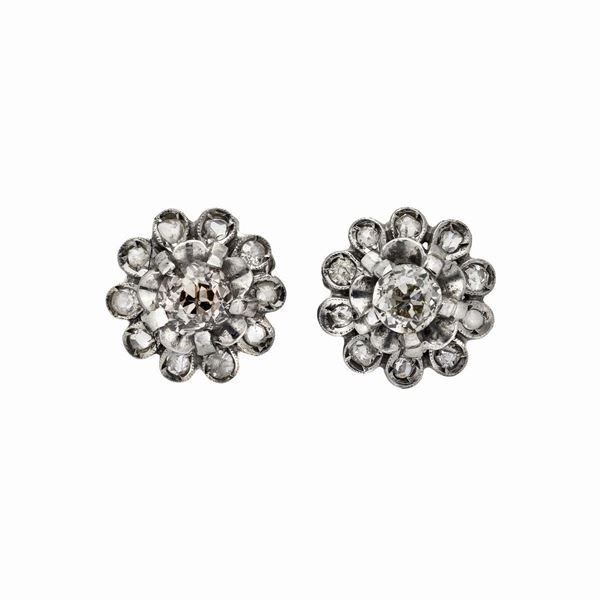 Paio di orecchini a clip in oro bianco e diamanti