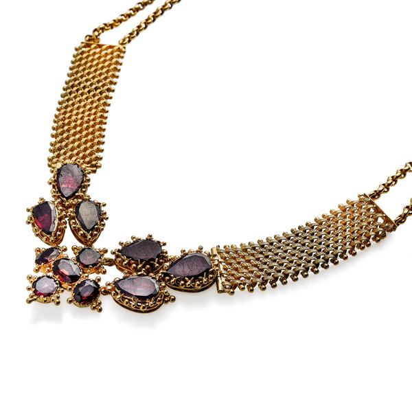 Collier in yellow gold and garnets