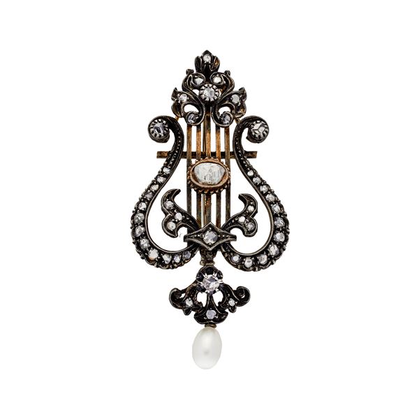 Spilla Lira in oro a basso titolo, argento, diamanti e perla  - Asta Gioielli Antichi, Moderni e Orologi - Curio - Casa d'aste in Firenze