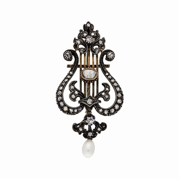 Spilla Lira in oro a basso titolo, argento, diamanti e perla