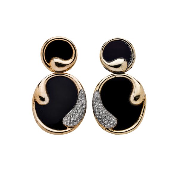 Pair of dangle earrings in yellow gold, onyx and diamonds
