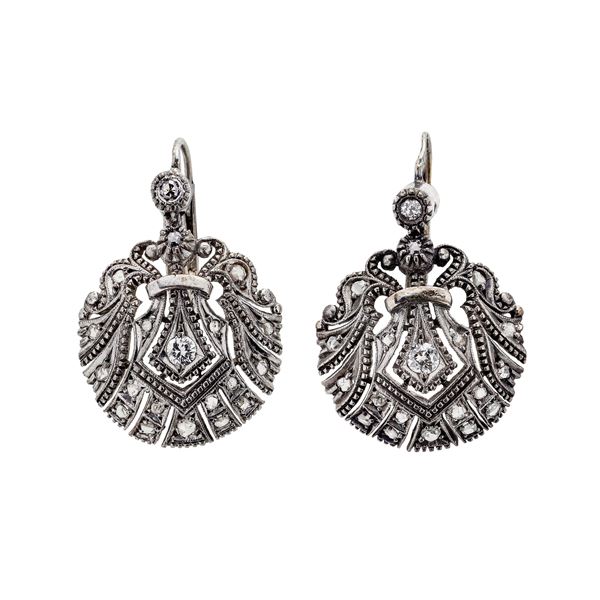 Pair of earrings in white gold and diamonds