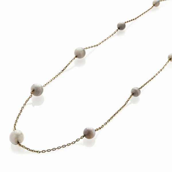 Lunga collana in oro giallo e opale