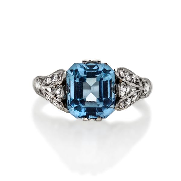 Ring in white gold, diamonds and aquamarine