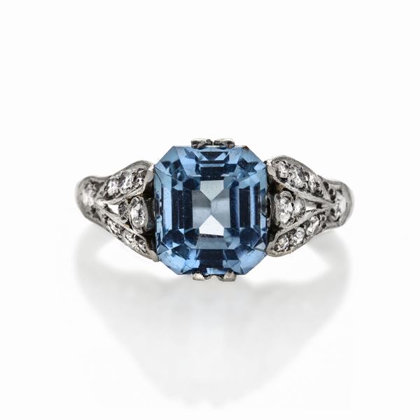 Anello in oro bianco, diamanti e acquamarina