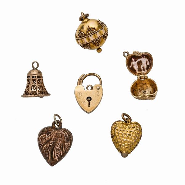 Lotto di sei chrms in oro a basso titolo  - Asta Gioielli Antichi, Moderni e Orologi - Curio - Casa d'aste in Firenze
