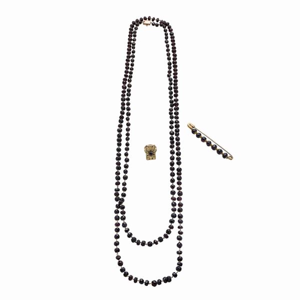 Lot in yellow gold, gold with a low title and garnets
